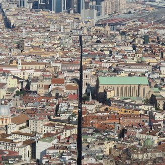 Blick auf das historische Zentrum Neapel mit der Spaccanapoli