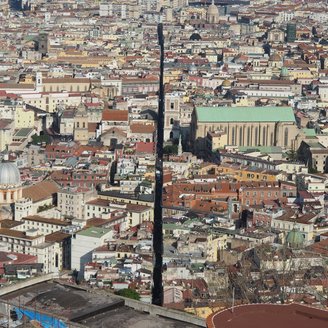 Blick auf das historische Zentrum Neapel mit der Spaccanapoli