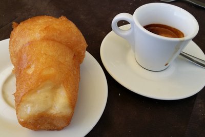 Caffè und Babà in Neapel Stadt