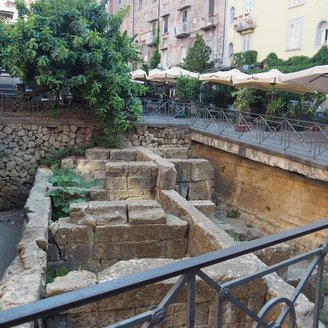 Piazza Bellini, Neapel. Reste einer antiken Stadtmauer