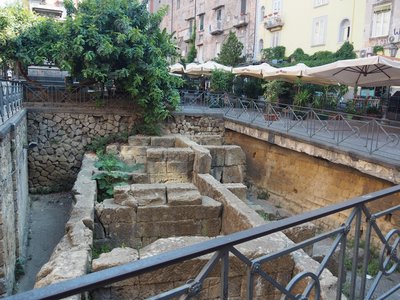 Piazza Bellini, Neapel. Reste einer antiken Stadtmauer