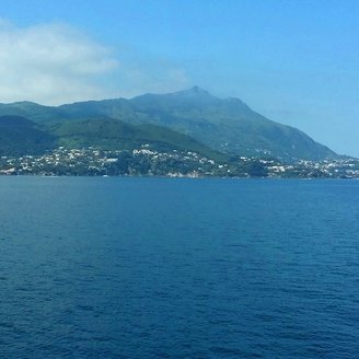 die Insel Ischia vom Meer aus gesehen