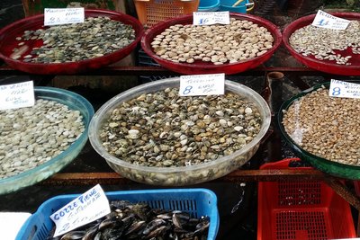 Meeresfrüchte auf dem Fischmarkt, Porta Nolana, Neapel 