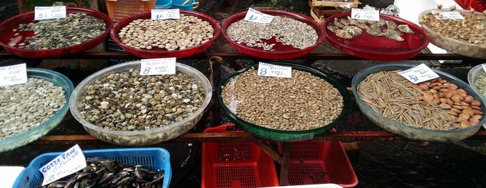 Meeresfrüchte auf dem Fischmarkt, Porta Nolana, Neapel 