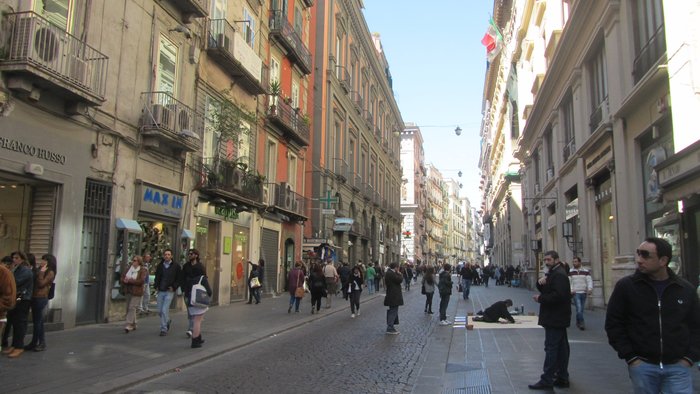 Via Toledo, Neapel. Beliebte Einkaufstrasse