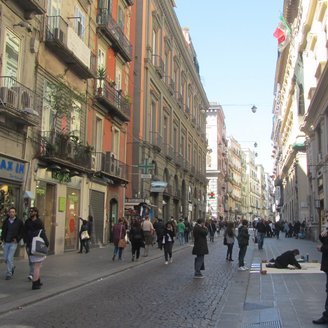 Via Toledo, Neapel. Beliebte Einkaufstrasse