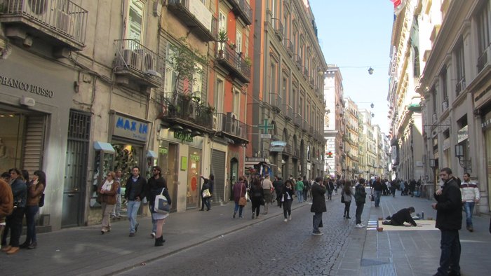 Via Toledo, Neapel. Beliebte Einkaufstrasse