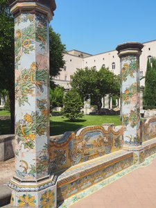 Basilika Santa Chiara, Neapel, Kreuzgang