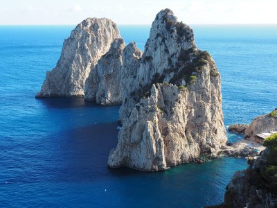die beknannten Faraglioni Felsen auf der Insel Capri