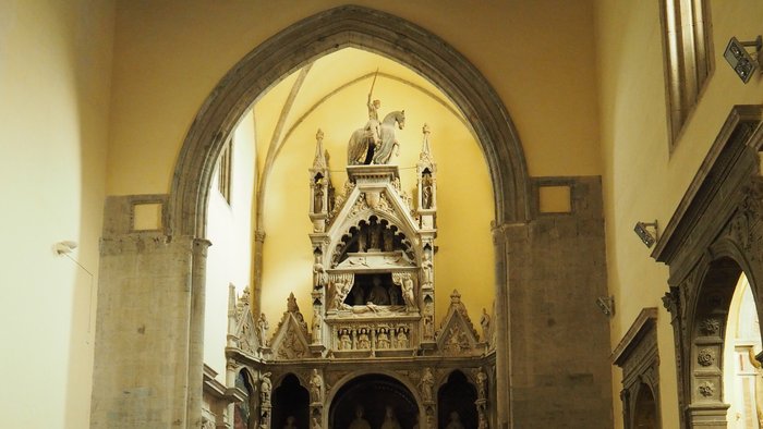 Kirche San Giovanni a Carbonara, Neapel. Innenansicht