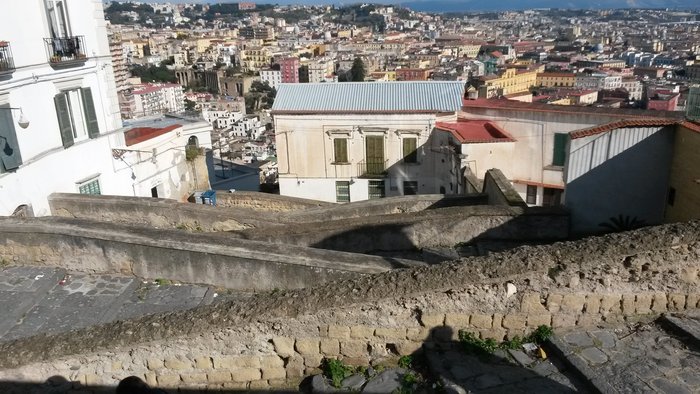 Die Pedamentina von Sant Elmo hinab in die Altstadt von Neapel