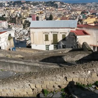Die Pedamentina von Sant Elmo hinab in die Altstadt von Neapel